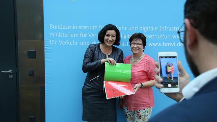 Beweis-Foto: Bär zeigte der Euerdorfer Bürgermeisterin eine Bilder-Mappe Euerdorfer Kinder.