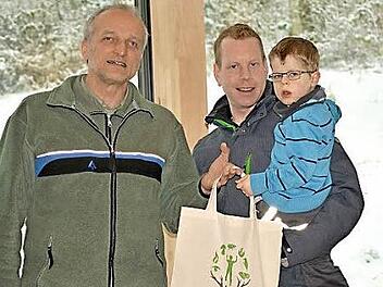 Forstleiter Andreas Leyrer (li.) mit dem Jubil&auml;umsbesucher, dem kleinen Milo, und dessen Vater  Foto: Barbara Leyrer