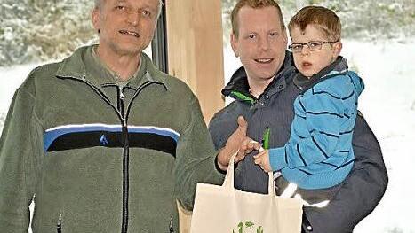 Forstleiter Andreas Leyrer (li.) mit dem Jubil&auml;umsbesucher, dem kleinen Milo, und dessen Vater  Foto: Barbara Leyrer