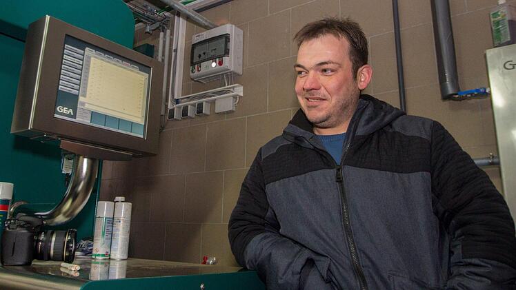Jürgen Dressel hat bei seinem Melkroboter einen Bildschirm, wo er alle Daten abrufen kann. Foto: Marian Hamacher