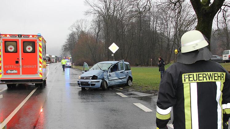 Die verletzte Fahrerin des ramponierten Fiat wurde ins Krankenhaus gebracht. Die Feuerwehr regelte den Verkehr. Foto: Andreas Schmitt