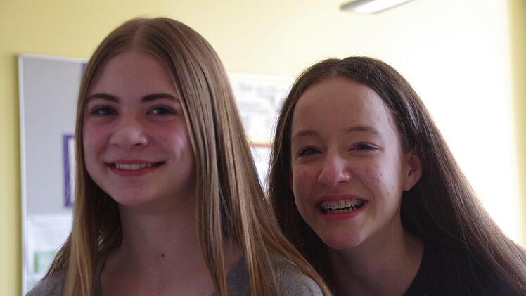 Die Schülerinnen Anna Wittmann (l.) und Melina Schmidt sind begeistert von der "neuen" Schule.  Foto: Marco Meißner