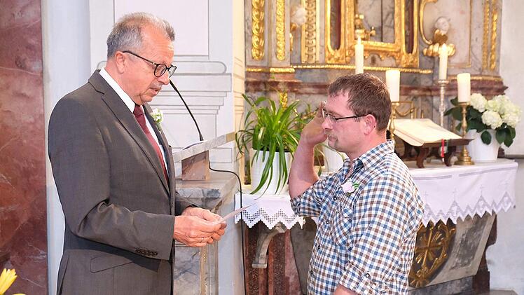 Stellvertretender Landrat Emil Müller (links) nahm dem neuen Feldgeschworenen Martin Müller den Treueeid ab. Gerd Schaar