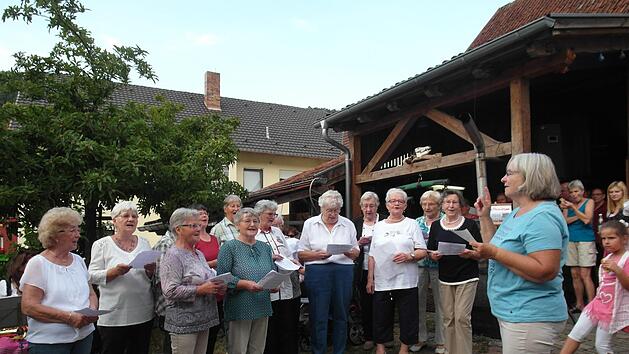 Erstmals sangen heuer die Damen vom Seniorenkreis beim Saale-Musicum in Machtilshausen, dirigiert von der Leiterin des Seniorentreffs, Gunthild M&uuml;tzel. Foto: Elke Kn&uuml;ttel