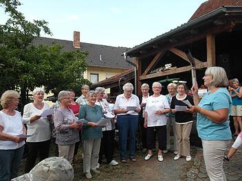 Erstmals sangen heuer die Damen vom Seniorenkreis beim Saale-Musicum in Machtilshausen, dirigiert von der Leiterin des Seniorentreffs, Gunthild Mützel. Foto: Elke Knüttel