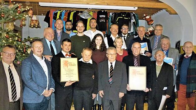 Die Geehrten und die Funktion&auml;re mit Obmann Udo Konstantopolous (vorne, Dritter von links) und den Ehrenmitgliedern Heinz Neudert (rechts daneben) und Christian Kn&ouml;rrer (rechts mit Urkunde).  Foto: Werner Rei&szlig;aus