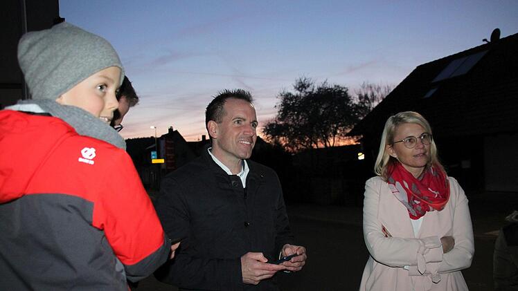 Stichwahl in Fuchsstadt: René Gerner, Freunde und Familie sammelten sich vor dem Rathaus. Am 29. März in die Stichwahl gegen Oliver Lukaschewitsch (Unabhängige Liste). Kerstin Väth