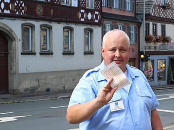 Den Überweisungsträger steckt Heinz Burkhardt gemeinsam mit der Verwarnung hinter den Scheibenwischer der falsch parkenden Autos. Fotos: Cindy Dötschel