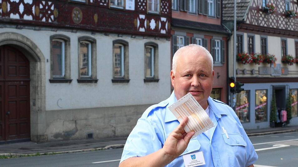 Den Überweisungsträger steckt Heinz Burkhardt gemeinsam mit der Verwarnung hinter den Scheibenwischer der falsch parkenden Autos. Fotos: Cindy Dötschel Den Überweisungsträger steckt Heinz Burkhardt gemeinsam mit der Verwarnung hinter den Scheibenwischer der falsch parkenden Autos. Fotos: Cindy Dötschel