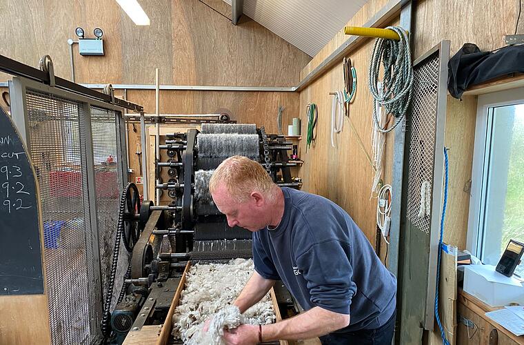 Bunte Stoffe, grüne Inseln: Harris-Tweed belebt die Hebriden