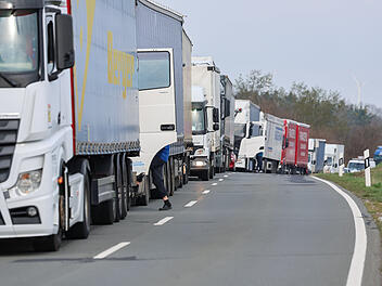 Fußgänger rennt im Nürnberger Land auf Autobahn - und greift Polizisten an