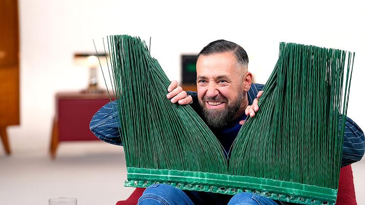 B&uuml;rger Lars Dietrich staunt, dass Skisprungmatten f&uuml;rs Sommertraining aus solchen "Kunststoffb&uuml;rsten" zusammengesetzt sind.