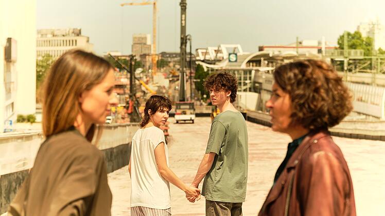Wird das Mörder-Pärchen gefasst, oder lässt sie das Drehbuch davonkommen? Auf der Baustelle einer Ludwigshafener Brücke treffen Nisha (Amina Merai, zweite von links) und Mike (Jeremias Meyer) auf Lena Odenthal (Ulrike Folkerts, rechts) und Johanna Stern (Lisa Bitter).