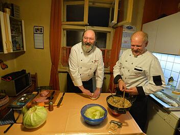 Gastgeber Thomas C. Reiser (links) hat sich bereit erklärt, den Bamberger Krautbraten zuzubereiten. Bedingung: Es musste an seinem Herd sein (da kennt er sich aus) und mit seinem Freund Robert Müller, Chef des Bamberger Köchevereins. Foto: Ronald Rinklef