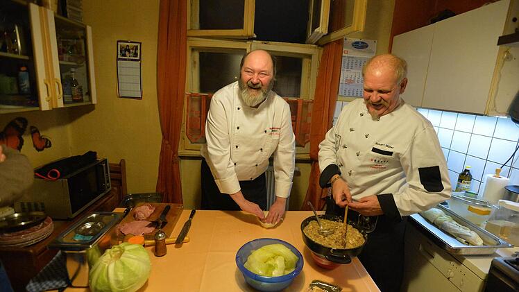 Gastgeber Thomas C. Reiser (links) hat sich bereit erklärt, den Bamberger Krautbraten zuzubereiten. Bedingung: Es musste an seinem Herd sein (da kennt er sich aus) und mit seinem Freund Robert Müller, Chef des Bamberger Köchevereins. Foto: Ronald Rinklef