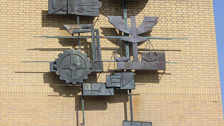 Auch das Kunstwerk an der Außenfassade der Berufsschule stammt von Hubert Weber.  Foto: Friedwald Schedel
