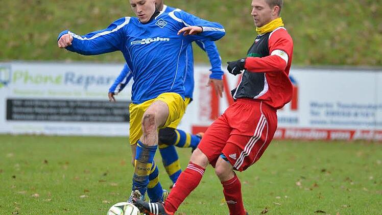Christain Lottes (rechts) spielt seit 2009 f&uuml;r den TSV und seitdem immer in der Kreisklasse. Jetzt will der Kapit&auml;n alles daran setzen, dass das auch in der kommenden Saison so bleibt. Foto: Picturedreams/Archiv