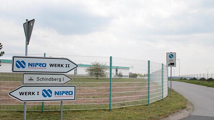 Nipro baut auf dieser Freifläche des Firmengeländes eine große Lagerhalle. Foto: Heike Beudert
