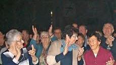 Nahe dran genossen die Fans den Abend, unter ihnen die 87-jährige Nordhalbenerin Mändy Köstner (vorne rechts).  Fotos: Hans Franz