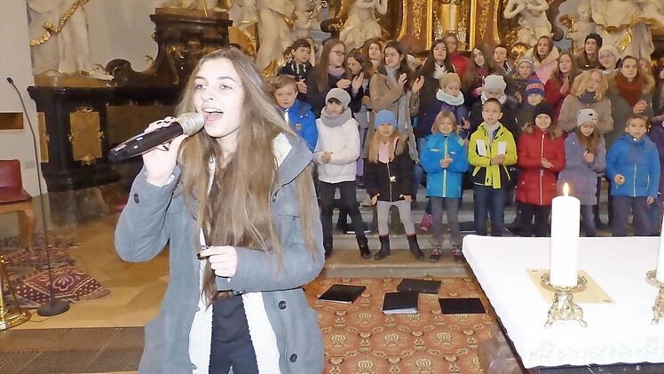 Die Solosängerin Sabrina Vranjes ist in Nürnberg aufgewachsen ist. Dahinter stehen die Kinder des Lodzer Kinderchors.  Foto: Thomas Weichert