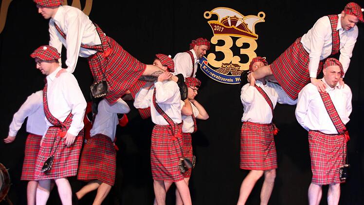 Schottisch kam zunächst der Männertanz des Karnevalsverins Oelze daher. Foto: Bettina Knauth