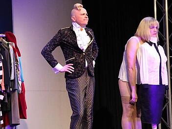 Kostümbildner Harald und Schauspielerin Alexandra spielen Verstecken. Foto: Ronald Heck