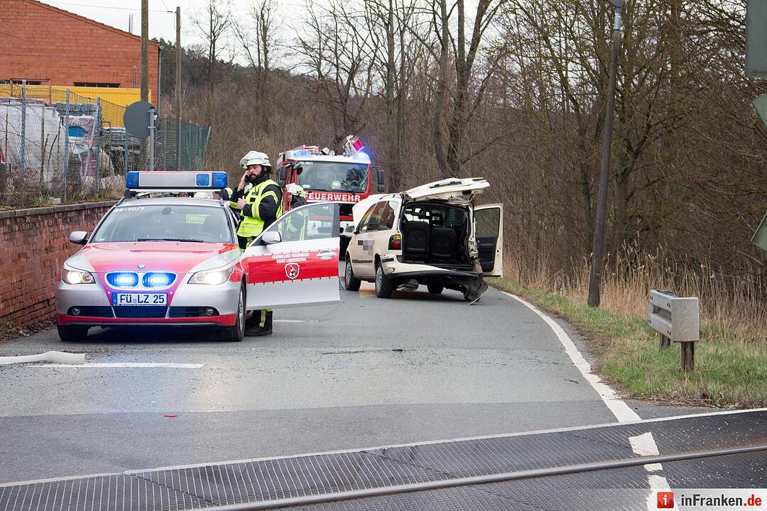 Landkreis Fürth: Regionalbahn erfasst Auto - vier Verletzte