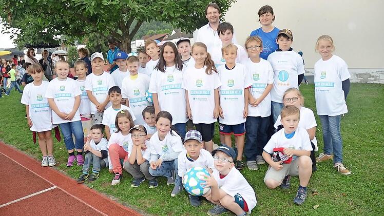 Die BallHelden der Grundschule Pressig mit BLLV-Kreisvorsitzendem Jens Schmidt und Anke Murkowitz, die für die Organisation und Durchführung der Aktion zuständig war.