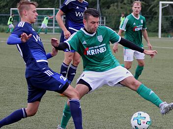 Der Sander Dominik Schmitt (rechts) stoppt den Gebenbacher Angreifer Dominik Haller. Hinten rechts der Sander Innenverteidiger Joe Bechmann. Foto: Günther Geiling