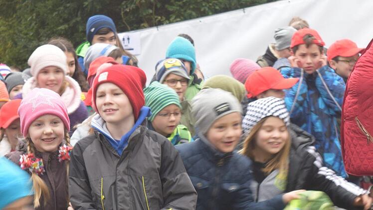Das Warten hat endliche ein Ende: eine ganze Kinderschar stürmt in den Hofgarten, um die Osternester zu suchen.