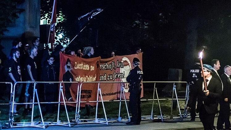 Coburger im Zeichen des 150. CC-Pfingstkongresses: Fackelzug und nächtliche Feierstunde auf dem Marktplatz.Foto: Jochen Berger