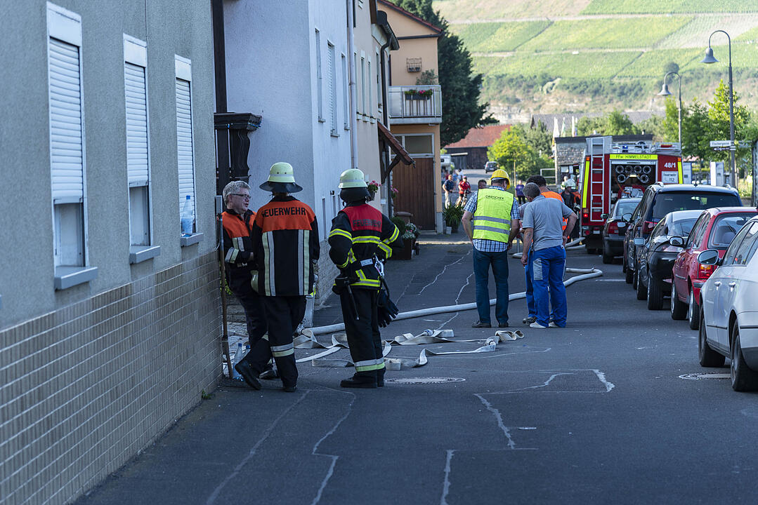 Wohnhaus in Unterfranken stürzt nach Verpuffung ein: Vier Menschen teils schwer verletzt