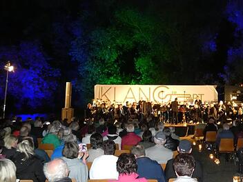 Einzigartig am Altmain gelegen und farblich illuminiert präsentierte sich die zweite Auflage des KlangArt-Konzertes. Foto: Chriatian Licha