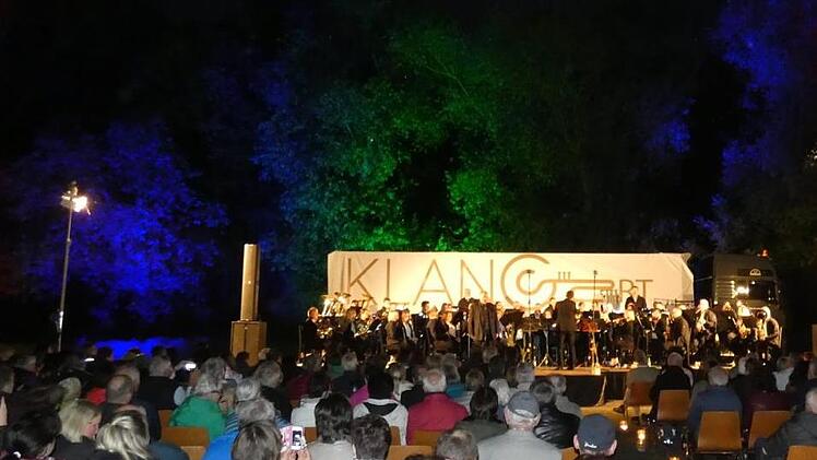 Einzigartig am Altmain gelegen und farblich illuminiert präsentierte sich die zweite Auflage des KlangArt-Konzertes. Foto: Chriatian Licha