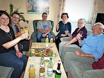 Unser Bild zeigt (von links) Vorsitzende Anette Mohr-Balzar, Vorsitzenden Holger Hentschel, Sohn Reinhard, Tochter Barbara, Ehefrau Ingrid und Hermann Schmeißner.  Foto: Werner Reißaus