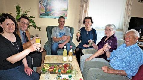 Unser Bild zeigt (von links) Vorsitzende Anette Mohr-Balzar, Vorsitzenden Holger Hentschel, Sohn Reinhard, Tochter Barbara, Ehefrau Ingrid und Hermann Schmeißner.  Foto: Werner Reißaus