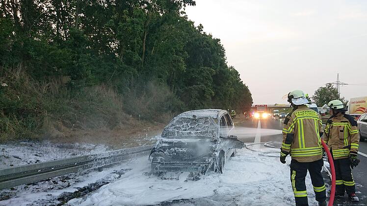 Der Wagenbrand ist gelöscht. Foto: Feuerwehr Forchheim