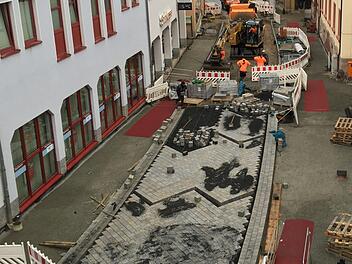Baustelle Bahnhofstraße Hammelburg: Im Dezember wurde  ein erster Abschnitt der Fahrbahn freigegeben.