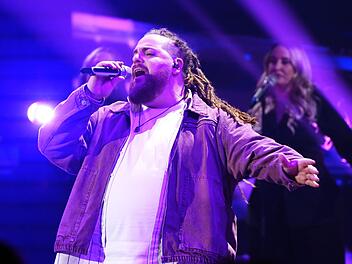 Lex Spielhaupter (35) muss mit "Pink Pony Club" (Chappell Roan) aus seiner Komfortzone raus. Der "DSDS-B&auml;r" muss schwungvoll werden.