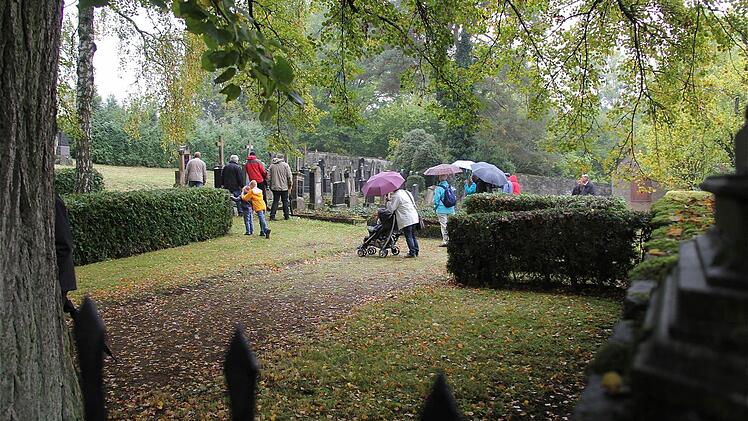 Gang über den Friedhof.