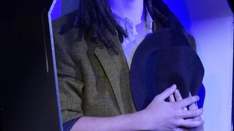 Zu Beginn musste sich erst der Sarg öffnen, damit Buschs Seele auf der Anklagebank Platz nehmen konnte.