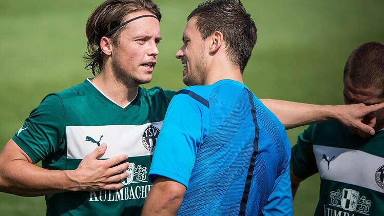 Die Fußballer hadern oft mit den Entscheidungen der Unparteiischen. Hier diskutiert der Neudrossenfelder Kapitän Philipp Lämmert mit dem Zweitliga-Unparteiischen Christian Dietz aus Kronach. Doch für einen geordneten Ablauf der Spiele sind Schiedsrichter nun mal unverzichtbar.Foto: Alexander Muck