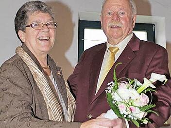 Seit 50 Jahren sind Ingrid und Alfred Fetsch verheiratet. Selbst an ihrem Ehrentag durfte ein kleines Tänzchen nicht fehlen, denn Tanzen ist schließlich ihre große Leidenschaft.  Foto: Ralf Naumann