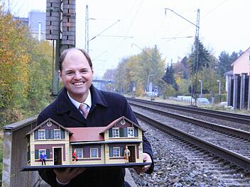 Dies ist zwar nur ein Bahnhof der Modellbaufreunde Forchheim, doch MdL Michael Hofmann (CSU) betont: Die Zeichen für die Realisierung des Haltepunktes Forchheim-Nord stehen auf grün. Foto: Josef Hofbauer