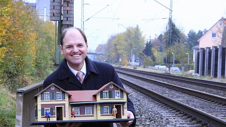 Dies ist zwar nur ein Bahnhof der Modellbaufreunde Forchheim, doch MdL Michael Hofmann (CSU) betont: Die Zeichen für die Realisierung des Haltepunktes Forchheim-Nord stehen auf grün. Foto: Josef Hofbauer