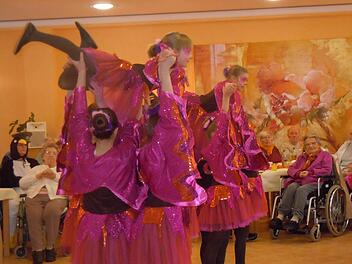 Auftritt der Strahlunger Kindergarde beim Fasching des Juliusspitals im Betreuten Wohnen St. Michael. Foto: Anneliese Albert