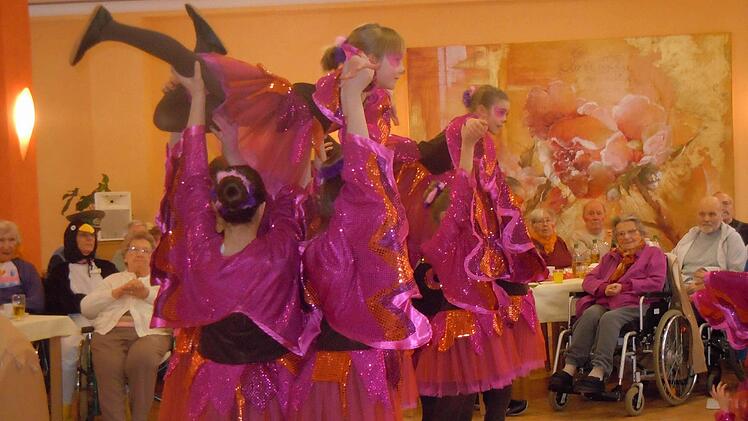 Auftritt der Strahlunger Kindergarde beim Fasching des Juliusspitals im Betreuten Wohnen St. Michael. Foto: Anneliese Albert