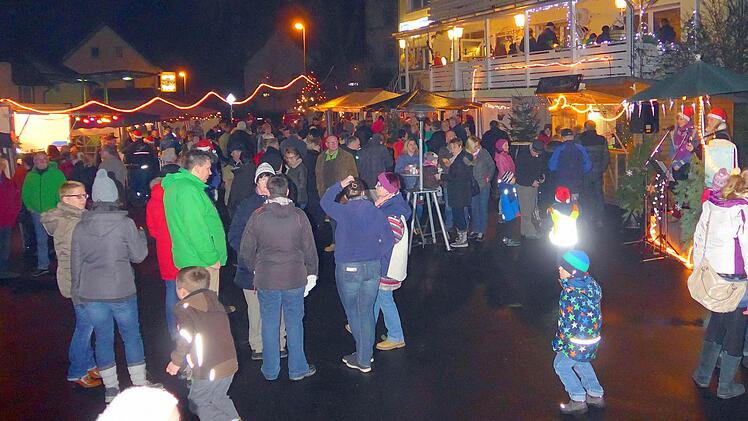 Viele Menschen brachte der Geröder Weihnachtsmarkt auf die Beine. Foto: Hans Stenzel