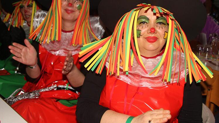 Klatschen, Feiern, gute Laune - so ist Weiberfasching in der Steinachtalhalle.