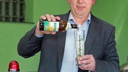 Oskar Dollinger mitten in seiner Wirkungsstätte, der Brauerei in Kaltenbrunn Foto: Doris Weidner